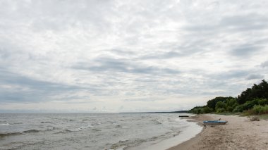 Baltık Denizi kıyısında dalgaları