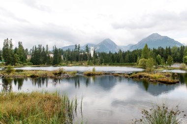 Sakin göl su yansımalar