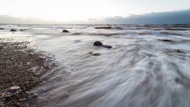 Fırtına geniş dalga Baltık Denizi kıyısında