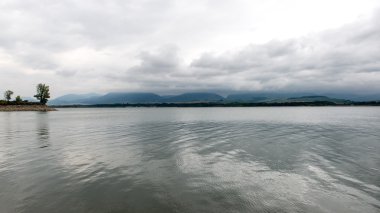 Sakin göl su yansımalar