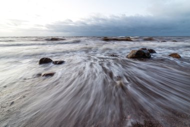 Fırtına geniş dalga Baltık Denizi kıyısında