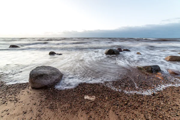 Storm stor våg på stranden av Östersjön — Stockfoto