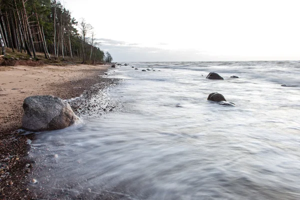 Storm stor våg på stranden av Östersjön — Stockfoto