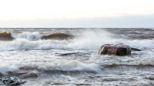 Tempête grande vague sur le rivage de la mer Baltique — Photo