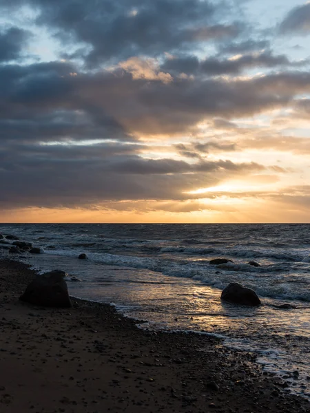 Fırtına geniş dalga Baltık Denizi kıyısında