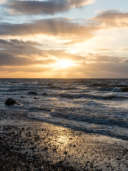 Fırtına geniş dalga Baltık Denizi kıyısında