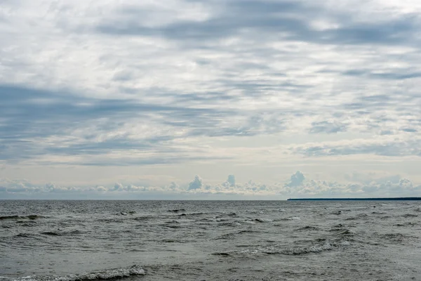 Vågor på stranden av Östersjön — Stockfoto