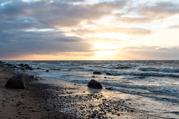 Fırtına geniş dalga Baltık Denizi kıyısında