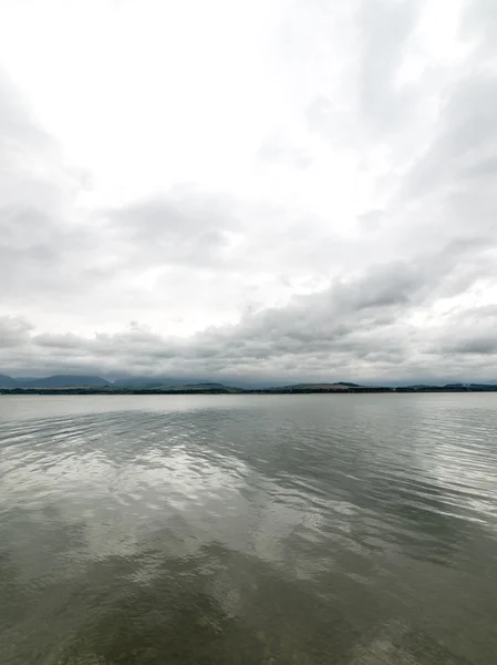 Refleksi di air danau yang tenang — Stok Foto