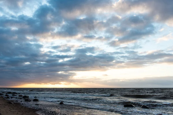 Fırtına geniş dalga Baltık Denizi kıyısında