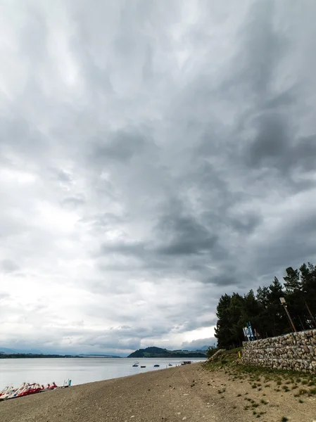 Sakin göl su yansımalar