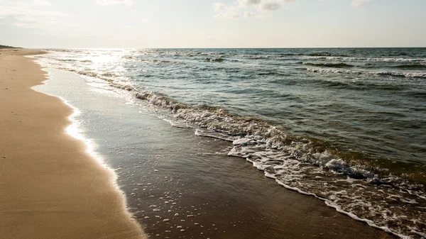 Fale na brzeg Morza Bałtyckiego — Zdjęcie stockowe