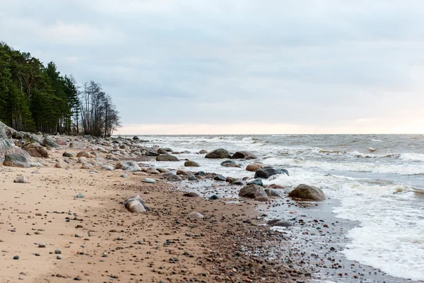 Tempestade grande onda na costa do mar Báltico — Fotografia de Stock