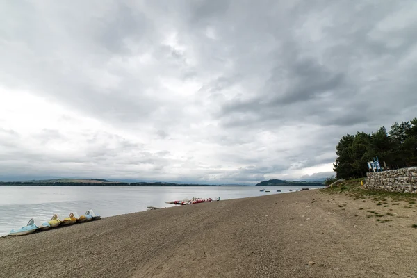 Refleksi di air danau yang tenang — Stok Foto