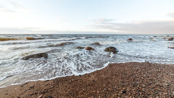 Θύελλα μεγάλο κύμα στην ακτή της Βαλτικής θάλασσας — Φωτογραφία Αρχείου