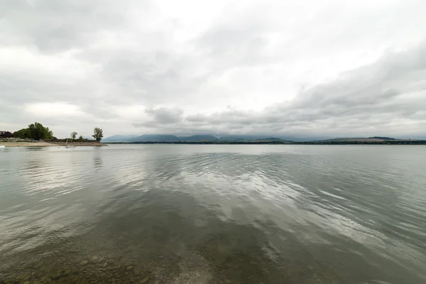 Sakin göl su yansımalar — Stok fotoğraf