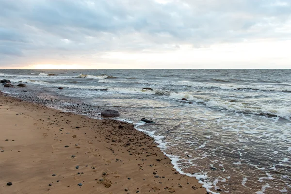 Duża fala Burza nad brzegiem Morza Bałtyckiego — Zdjęcie stockowe