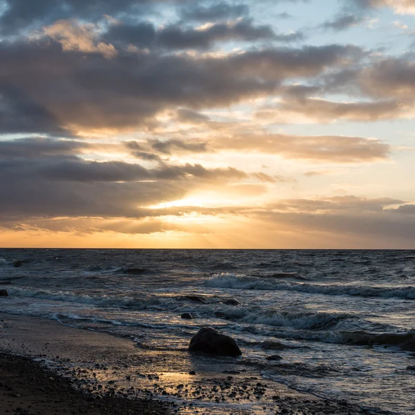 Storm stor våg på stranden av Östersjön — Stockfoto