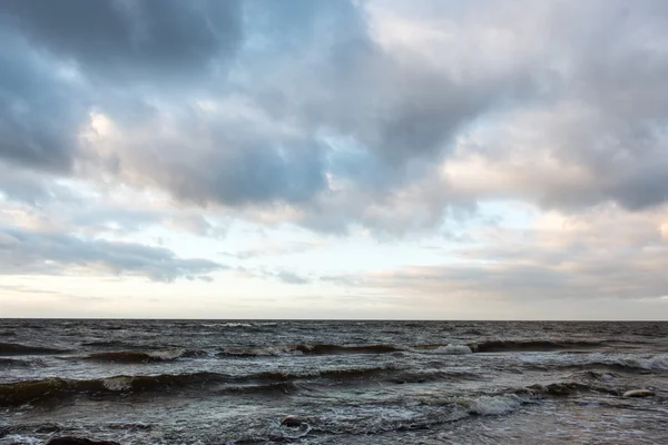 Θύελλα μεγάλο κύμα στην ακτή της Βαλτικής θάλασσας — Φωτογραφία Αρχείου