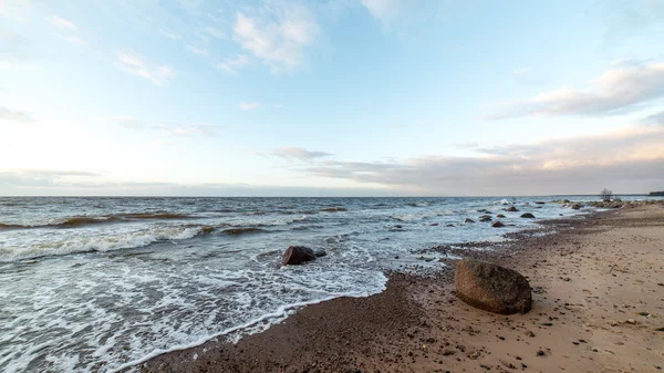 Duża fala Burza nad brzegiem Morza Bałtyckiego — Zdjęcie stockowe