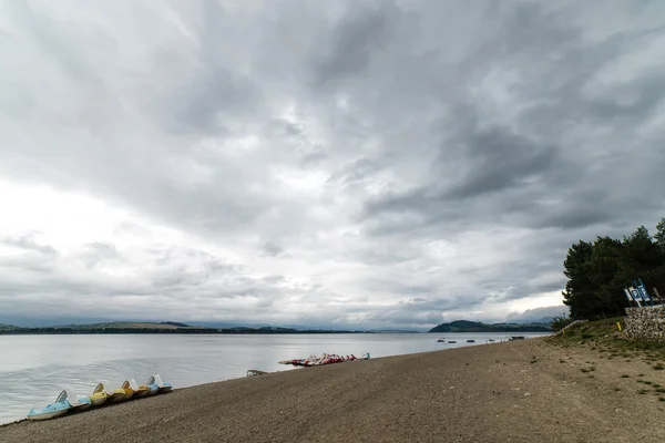 Refleksi di air danau yang tenang — Stok Foto