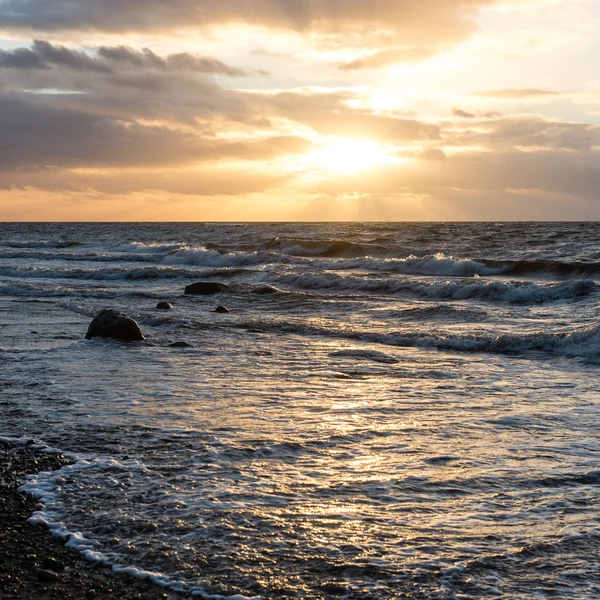 Tempête grande vague sur le rivage de la mer Baltique — Photo