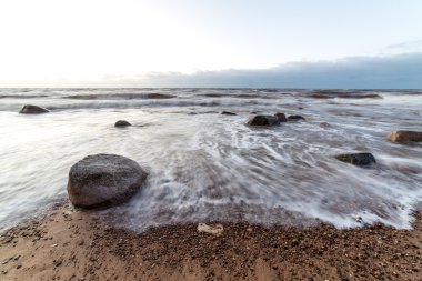 Fırtına geniş dalga Baltık Denizi kıyısında