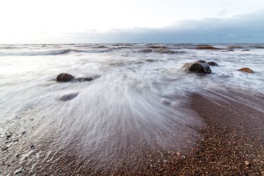 Fırtına geniş dalga Baltık Denizi kıyısında
