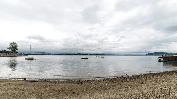 Refleksi di air danau yang tenang — Stok Foto