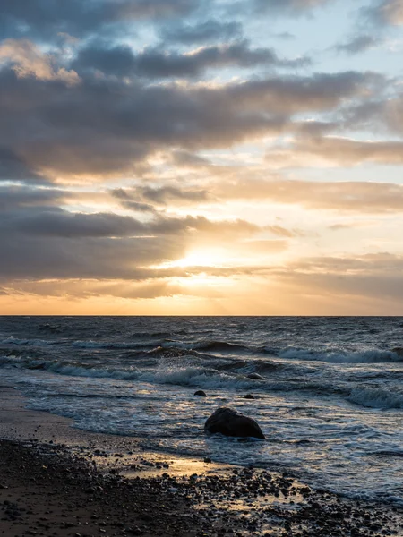 Fırtına geniş dalga Baltık Denizi kıyısında