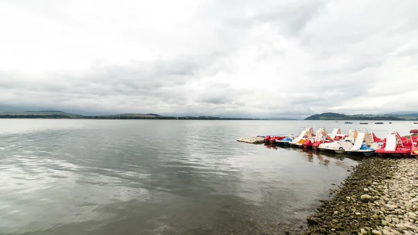 Reflexiones en el tranquilo agua del lago —  Fotos de Stock