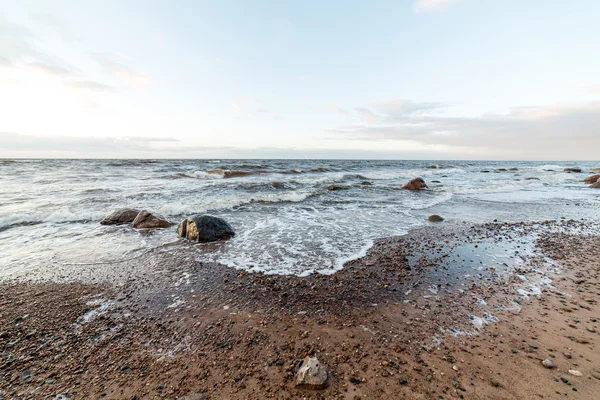 Tempestade grande onda na costa do mar Báltico — Fotografia de Stock