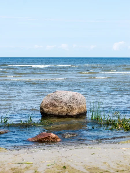 Golven op de kust van de Baltische Zee — Stockfoto