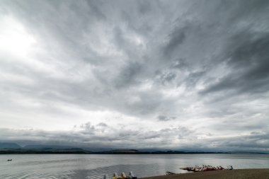 Sakin göl su yansımalar