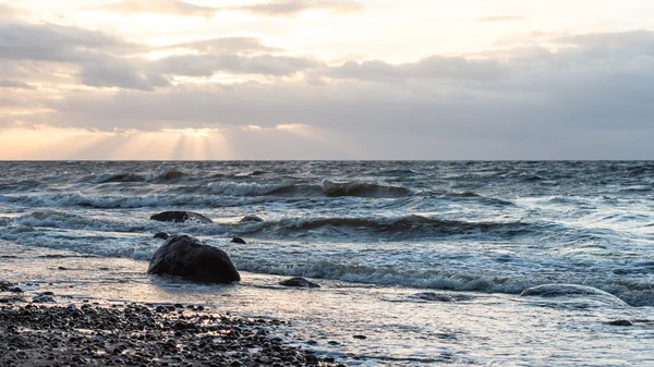 Vihar nagy hullám, a Balti-tenger partján — Stock Fotó