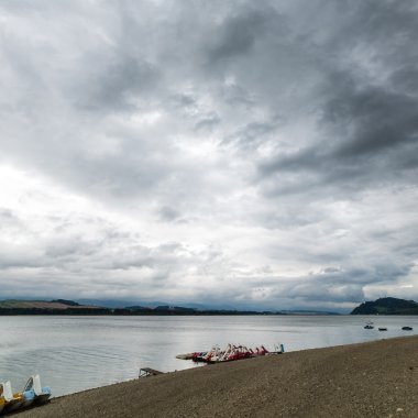 Sakin göl su yansımalar