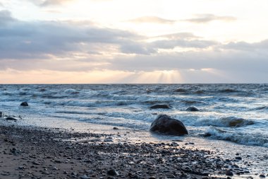 Fırtına geniş dalga Baltık Denizi kıyısında