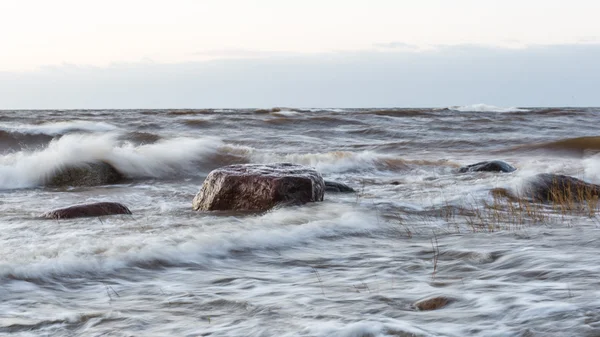 Tormenta gran ola en la orilla del mar Báltico — Foto de Stock