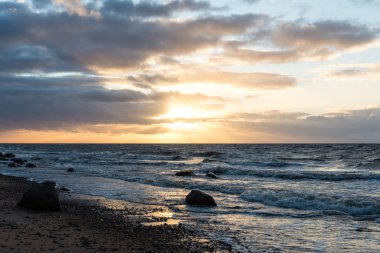 Fırtına geniş dalga Baltık Denizi kıyısında
