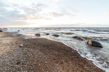 Fırtına geniş dalga Baltık Denizi kıyısında