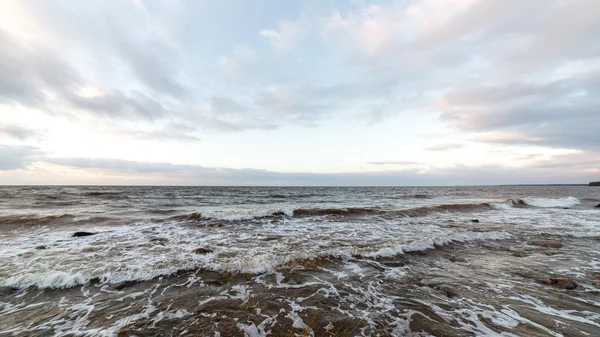 Tormenta gran ola en la orilla del mar Báltico — Foto de Stock