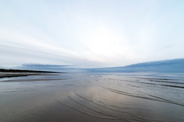 Denizin üzerinde güzel bir gün batımı