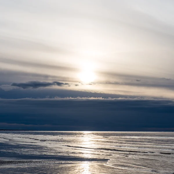 Prachtige zonsondergang boven de zee — Stockfoto