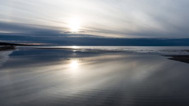 Denizin üzerinde güzel bir gün batımı