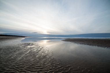 Denizin üzerinde güzel bir gün batımı