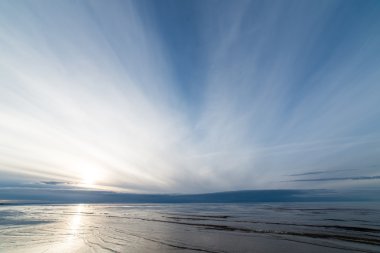 Denizin üzerinde güzel bir gün batımı
