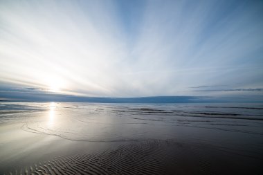 Denizin üzerinde güzel bir gün batımı