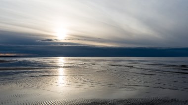 Denizin üzerinde güzel bir gün batımı