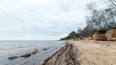 kumtaşı kayalıklarla Gauja Milli Parkı