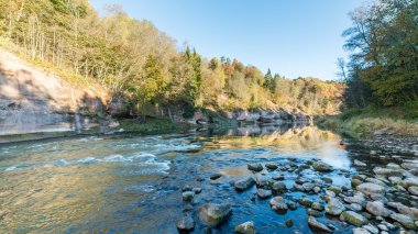 kumtaşı kayalıklarla Gauja Milli Parkı